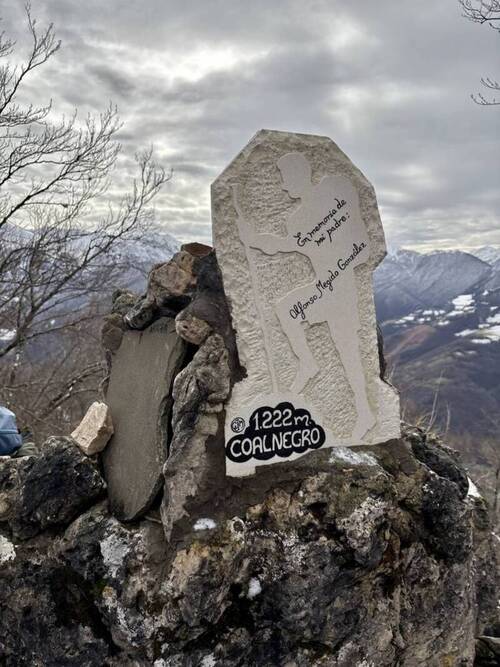 Original buzón de cumbres en el Pico Cualnegro 1.222 m