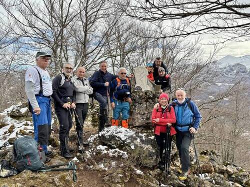 El grupo en el Pico Cualnegro 1.222 m (Fernando, Gancedo, Estrada, Arechaga, Álvaro, Mónica Pato, Gerardo, Dani, Mª Maximina y Emilio).